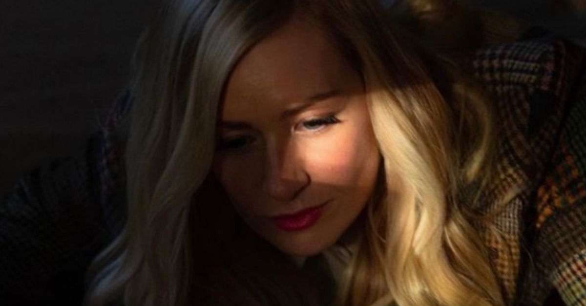 A estrela de ‘Two Broke Girls’, Beth Behrs, está lançando luz sobre questões relacionadas à ansiedade
