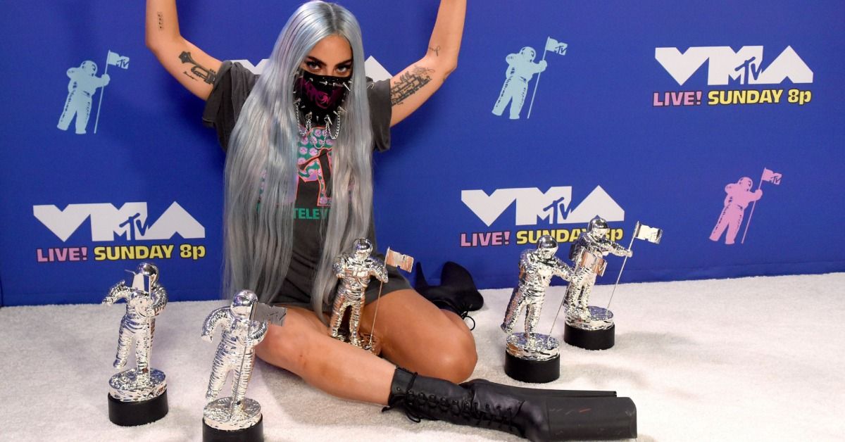 Lady Gaga compartilha fan art e pergunta quem fez isso sem saber que o nome já está lá