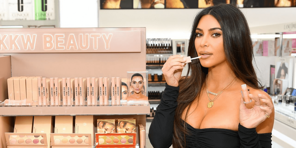 Quanto dinheiro a linha de beleza KKW de Kim Kardashian ganhou?