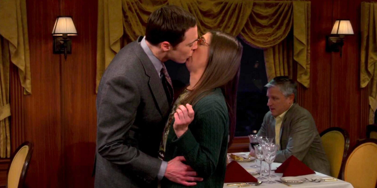 Mayim Bialik revelou que Amy e Sheldon, do TBBT, planejaram seu “primeiro beijo” por 1 semana