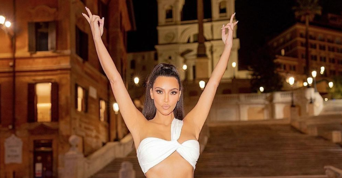 É por isso que as redes sociais estão enlouquecendo com as fotos de Kim Kardashian na Itália