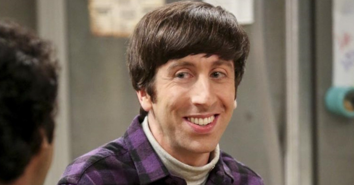 Simon Helberg usou uma peruca interpretando Howard em The Big Bang Theory?