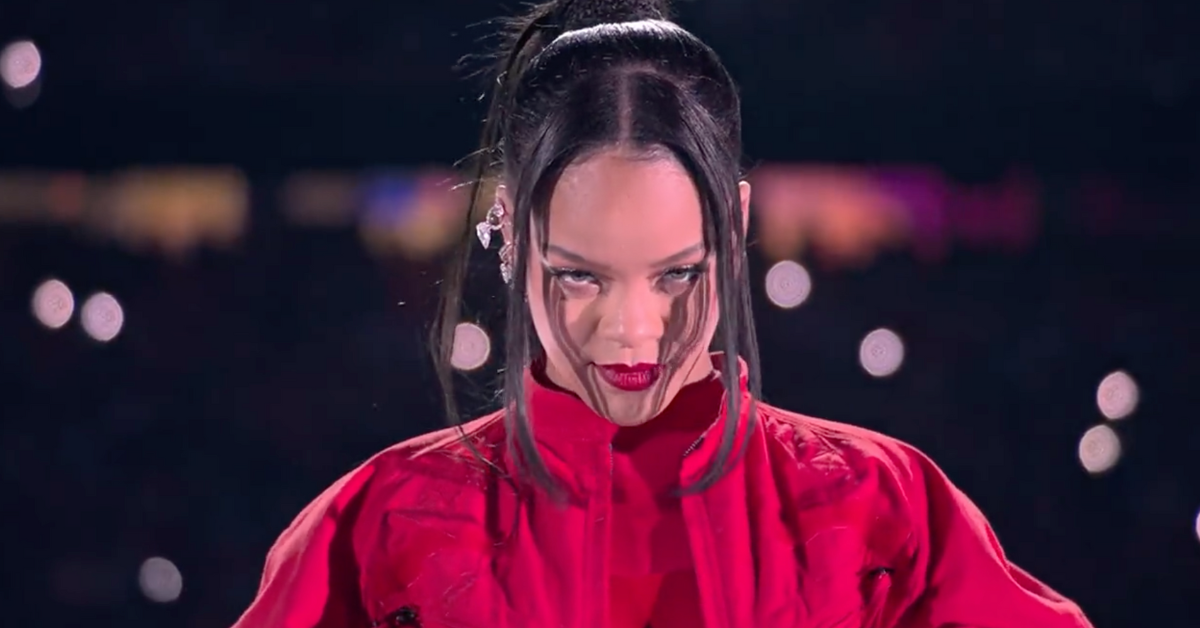 Rihanna usou Beyonce como motivação para sua apresentação no Super Bowl, mas os fãs acham que você não pode nem comparar a qualidade