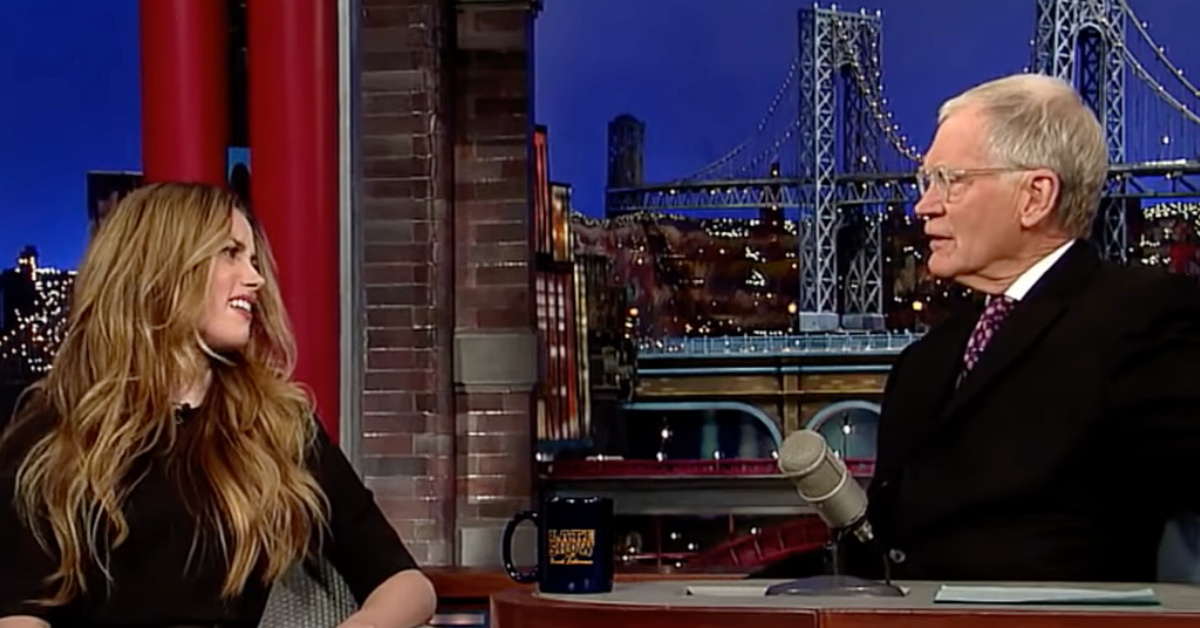 Fãs pegaram Amber Heard se comportando estranhamente durante sua entrevista ‘Late Show’ com David Letterman