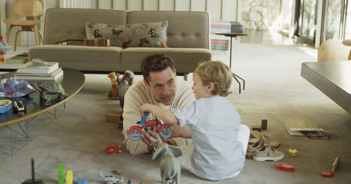 Robert Downey Jr brincando com seu filho