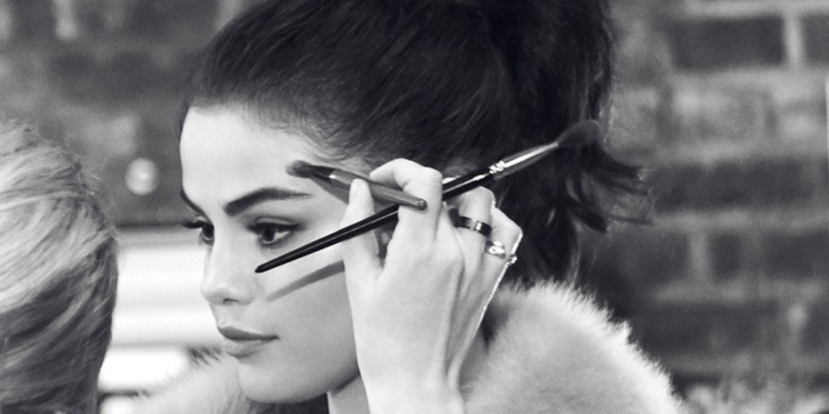 Selena Gomez realmente faz sua própria maquiagem?