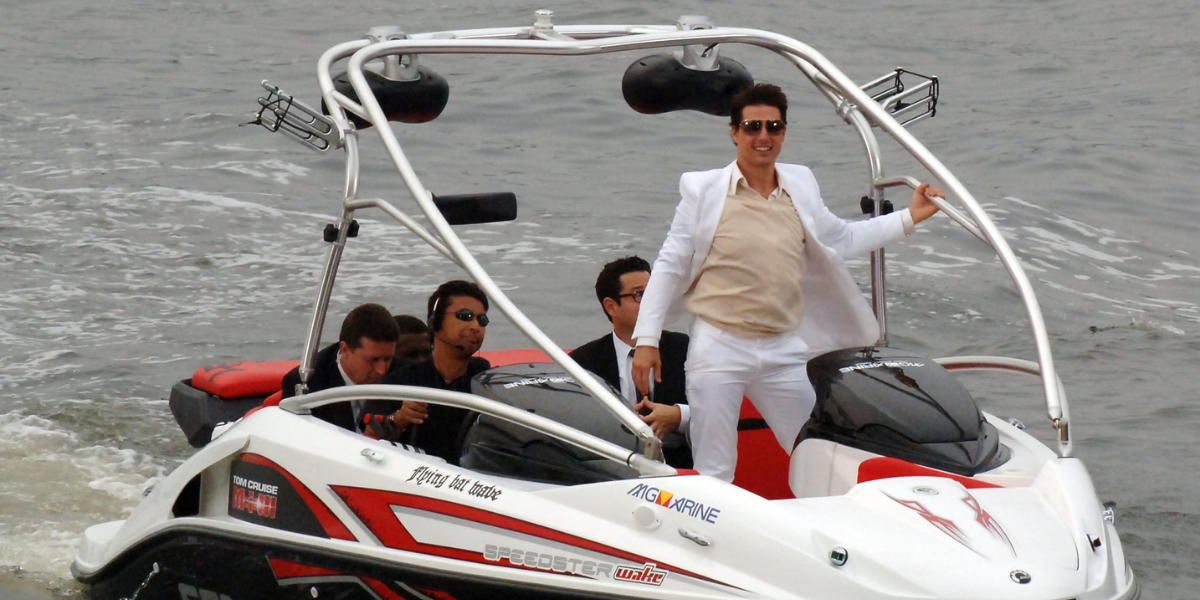 Em que Tom Cruise gasta a maior parte de seu dinheiro?