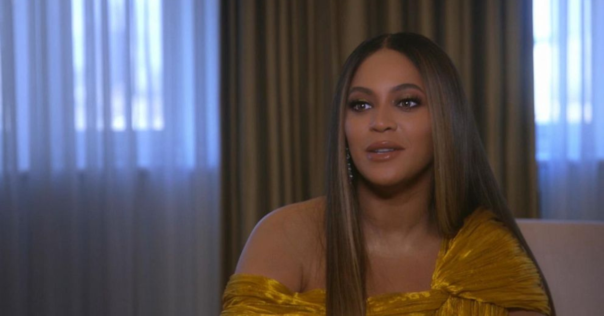 A estranha entrevista de Beyoncé com Extra pode ser a razão pela qual ela começou a escrever ensaios pessoais em vez de entrevistas