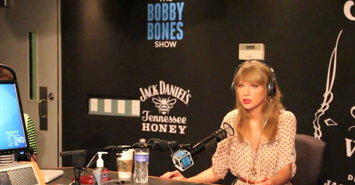 Taylor Swift saiu e deu o telefone para seu publicitário durante esta entrevista de rádio