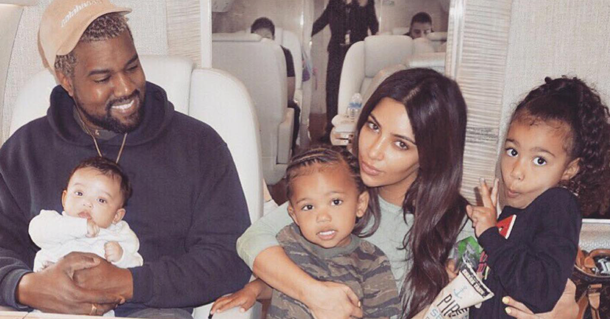 Com quem os quatro filhos de Kim e Kanye vivem agora?