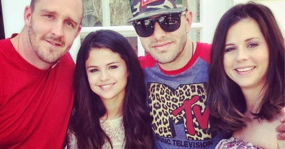 Por que os fãs acham que o relacionamento de Selena Gomez com seu pai e sua mãe é absolutamente terrível