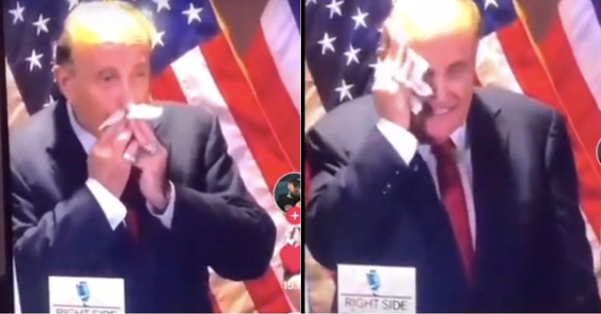 A mídia social se encolhe enquanto Rudy Giuliani esfrega meleca por todo o rosto