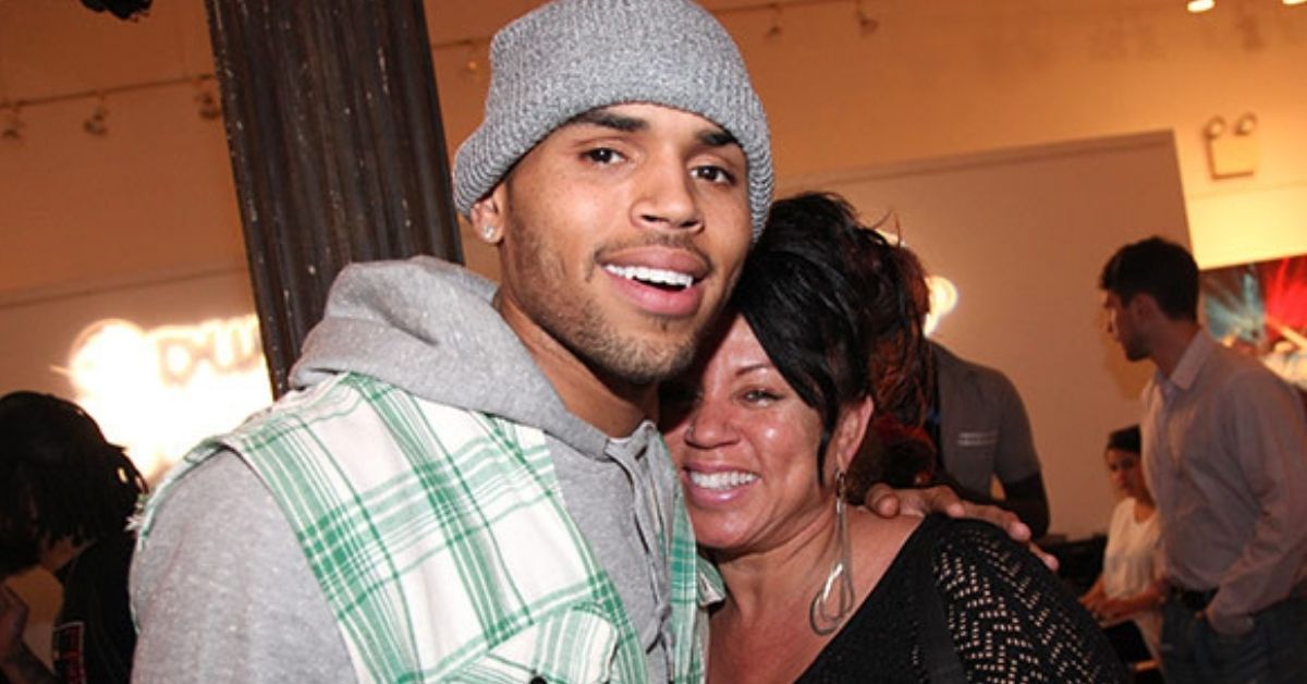 A mãe de Chris Brown tem fãs entusiasmados enquanto compartilha uma selfie incrível e sem idade