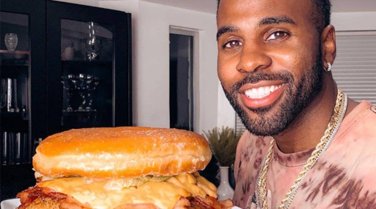 Jason Derulo fez um hambúrguer de donut louco … e sua sobrancelha cresceu de volta!