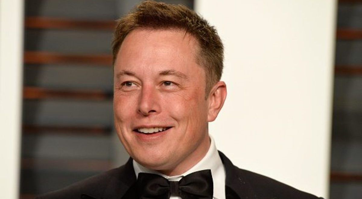 Elon Musk joga seu peso ao redor e consegue o que quer, Tesla permanece aberta