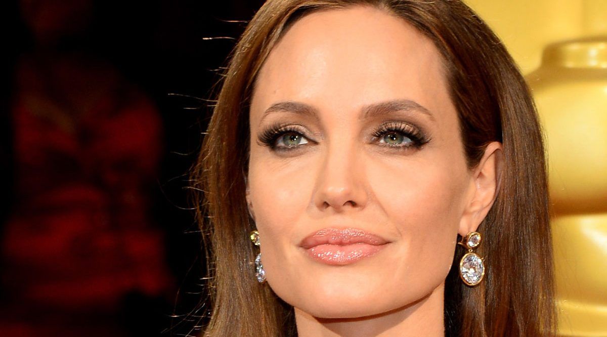 Angelina Jolie nos incentiva a nos aproximarmos, enquanto ela se esforça para manter a vida juntos