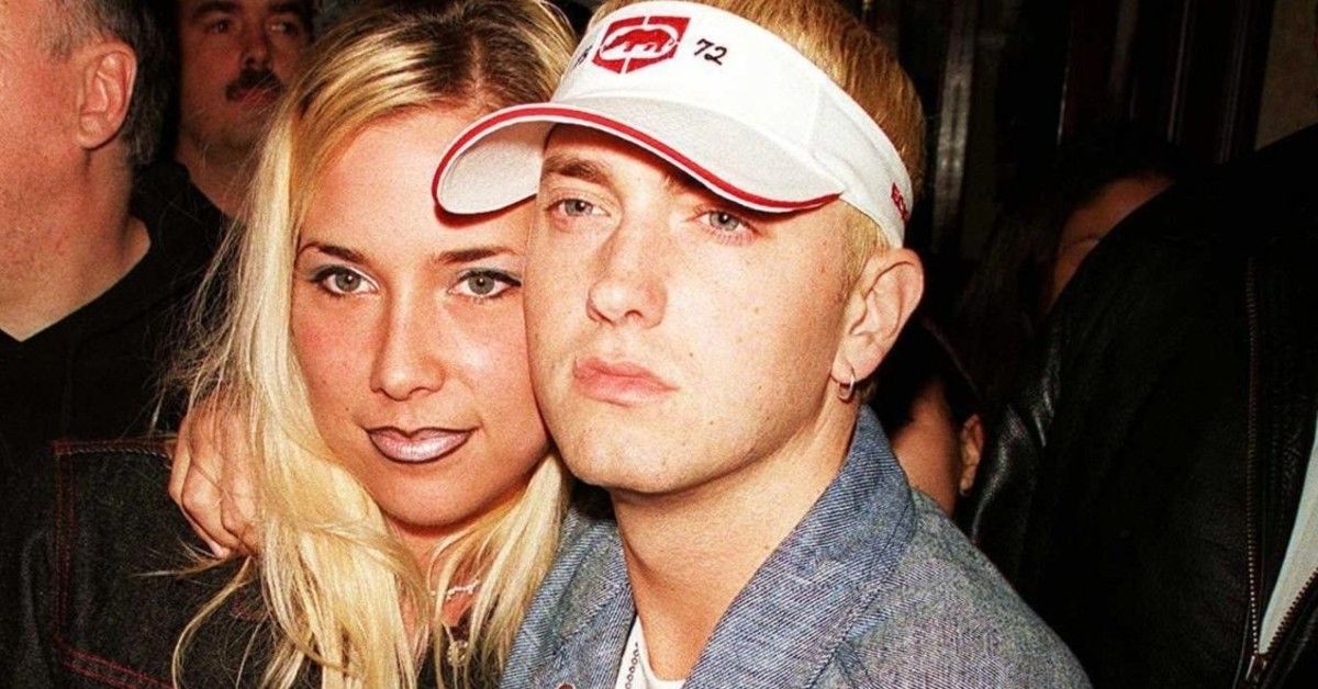Kim Scott Mathers está lentamente reorganizando sua vida após dramas pessoais com Eminem