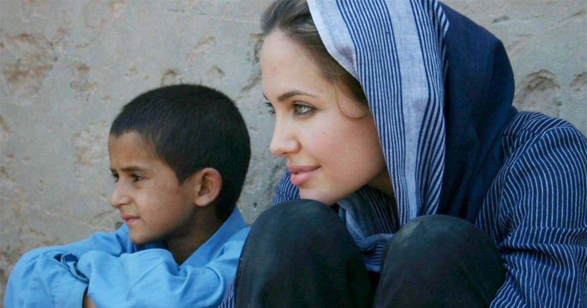 Angeline Jolie discute o uso de tecnologia para ajudar os serviços de refugiados durante a pandemia