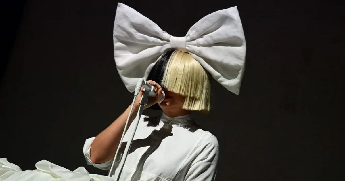 Sia é criticada depois de tweets controversos e de falar sobre trabalho com autismo