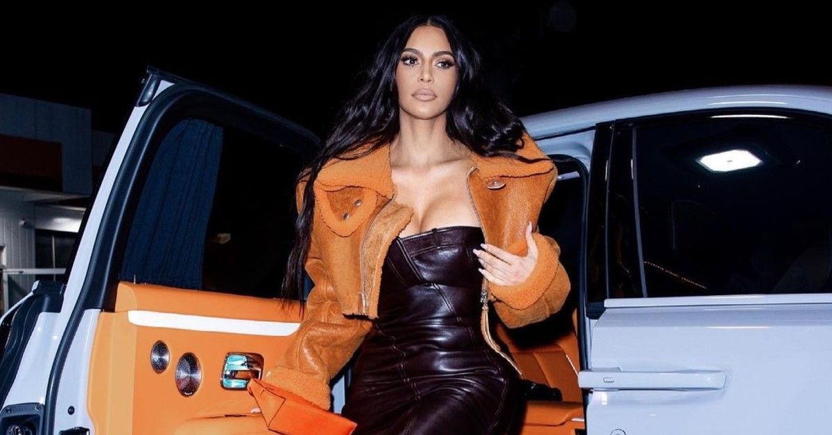 Kim Kardashian cai no oceano, e sua personalidade “plástica” é muito perseguida