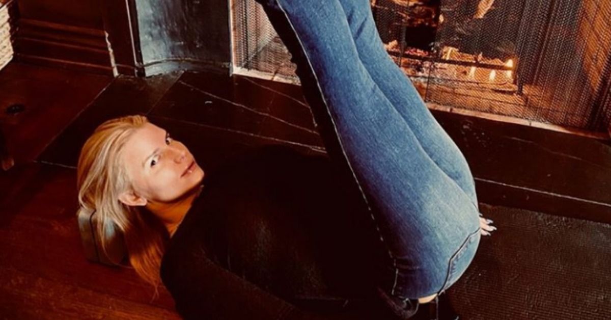 Jessica Simpson mostra como ela é flexível em jeans