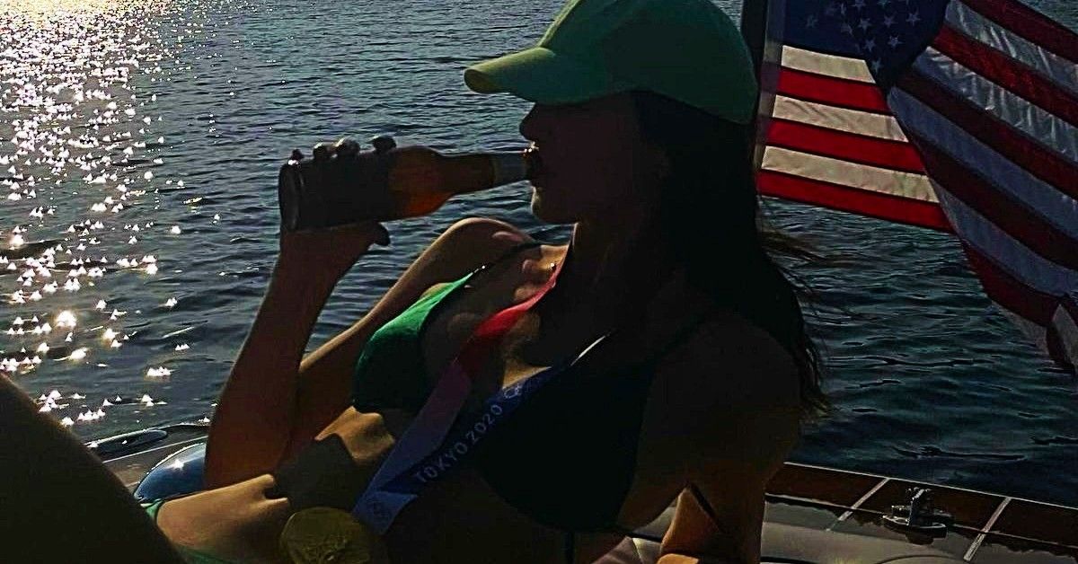 Kendall Jenner balança a medalha de ouro olímpica de Devin Booker enquanto o lago Chillin