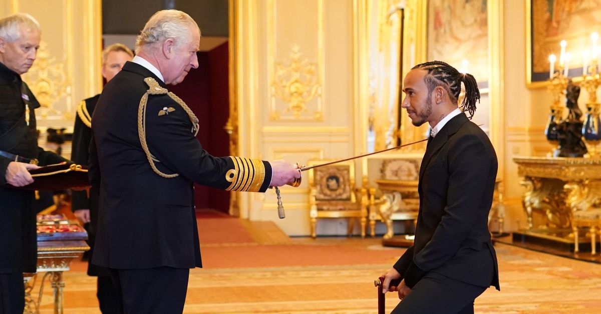 Lewis Hamilton é nomeado cavaleiro pelo príncipe Charles no palácio