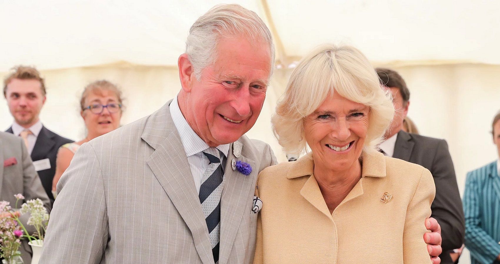 Homem que afirma ser “Love Child” de Charles e Camilla aumenta a tensão no tributo à rainha Elizabeth