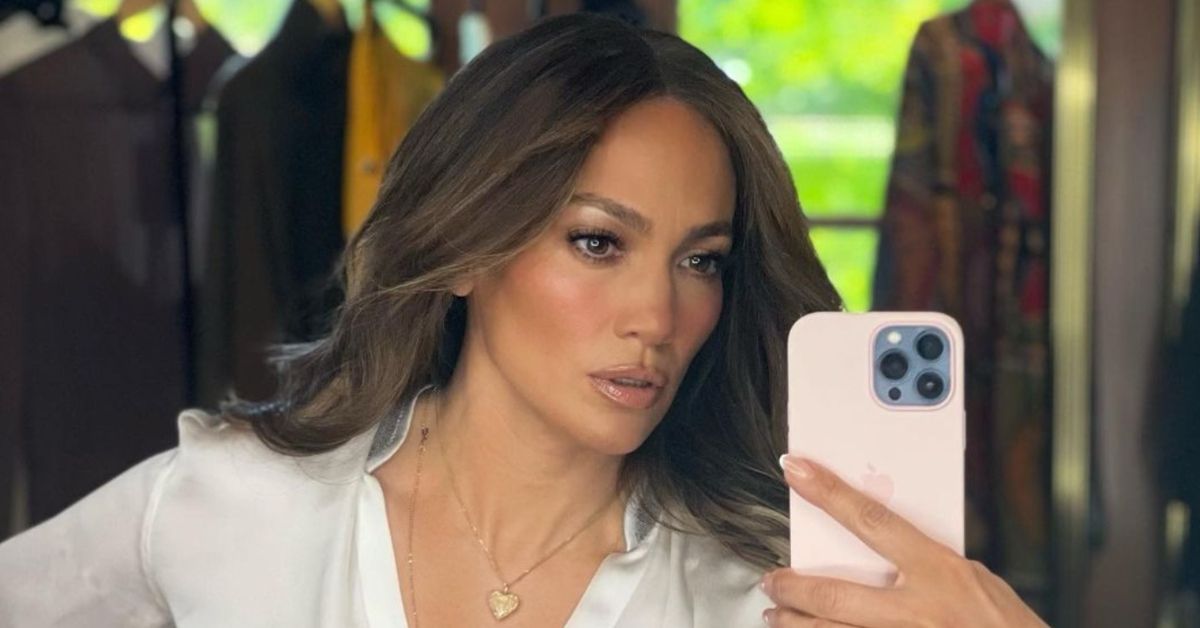 Jennifer Lopez tira uma selfie