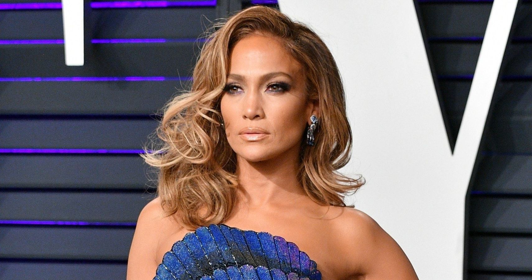Jennifer Lopez é provocada por seus longos cabelos de bebê