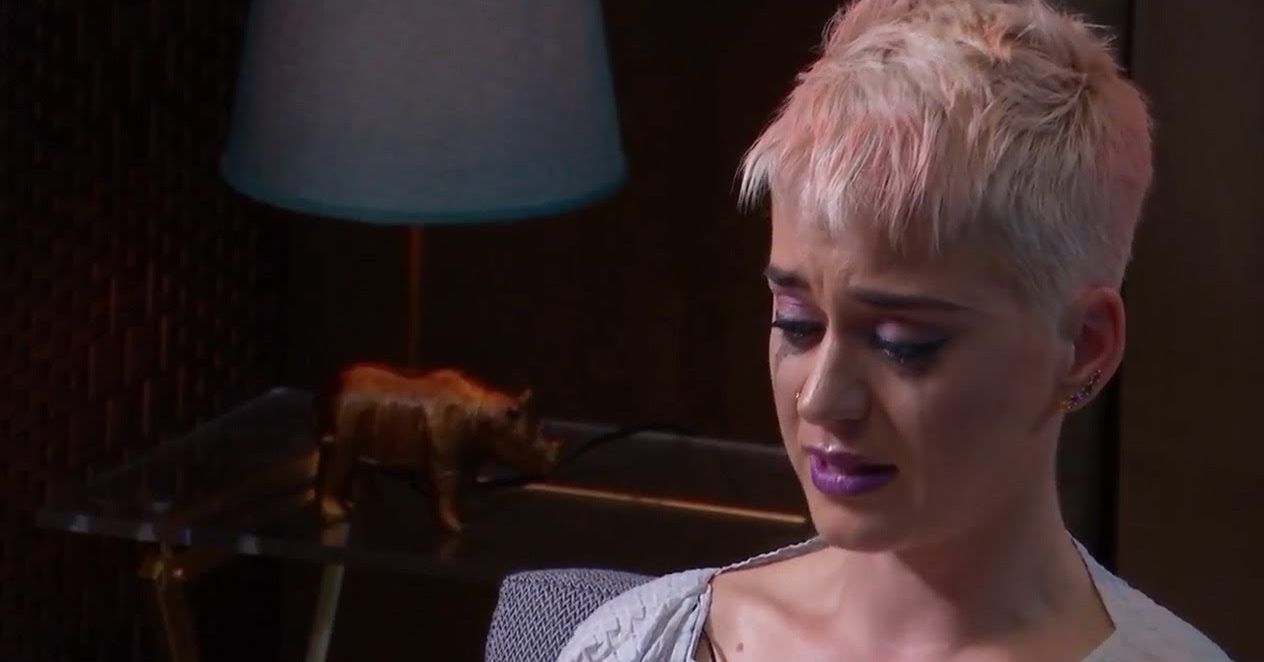 Katy Perry chora no carro, apesar de ter tanto o que comemorar
