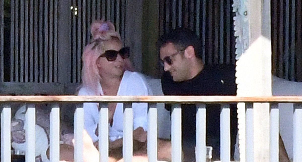 Lady Gaga e seu homem misterioso se beijando em Miami