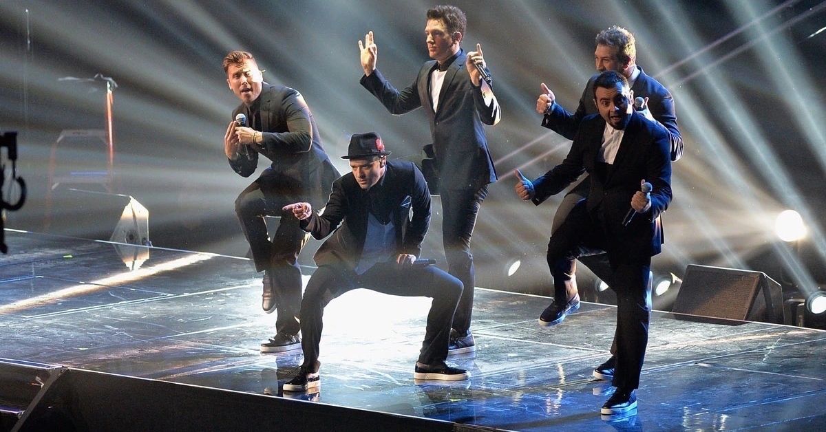 Todos os cinco membros do Nsync se apresentam no palco juntos no VMA