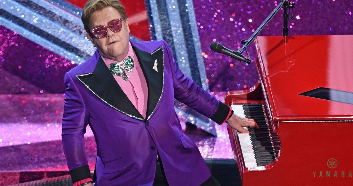 O show não podia continuar … Elton John sai no meio do show devido a uma doença