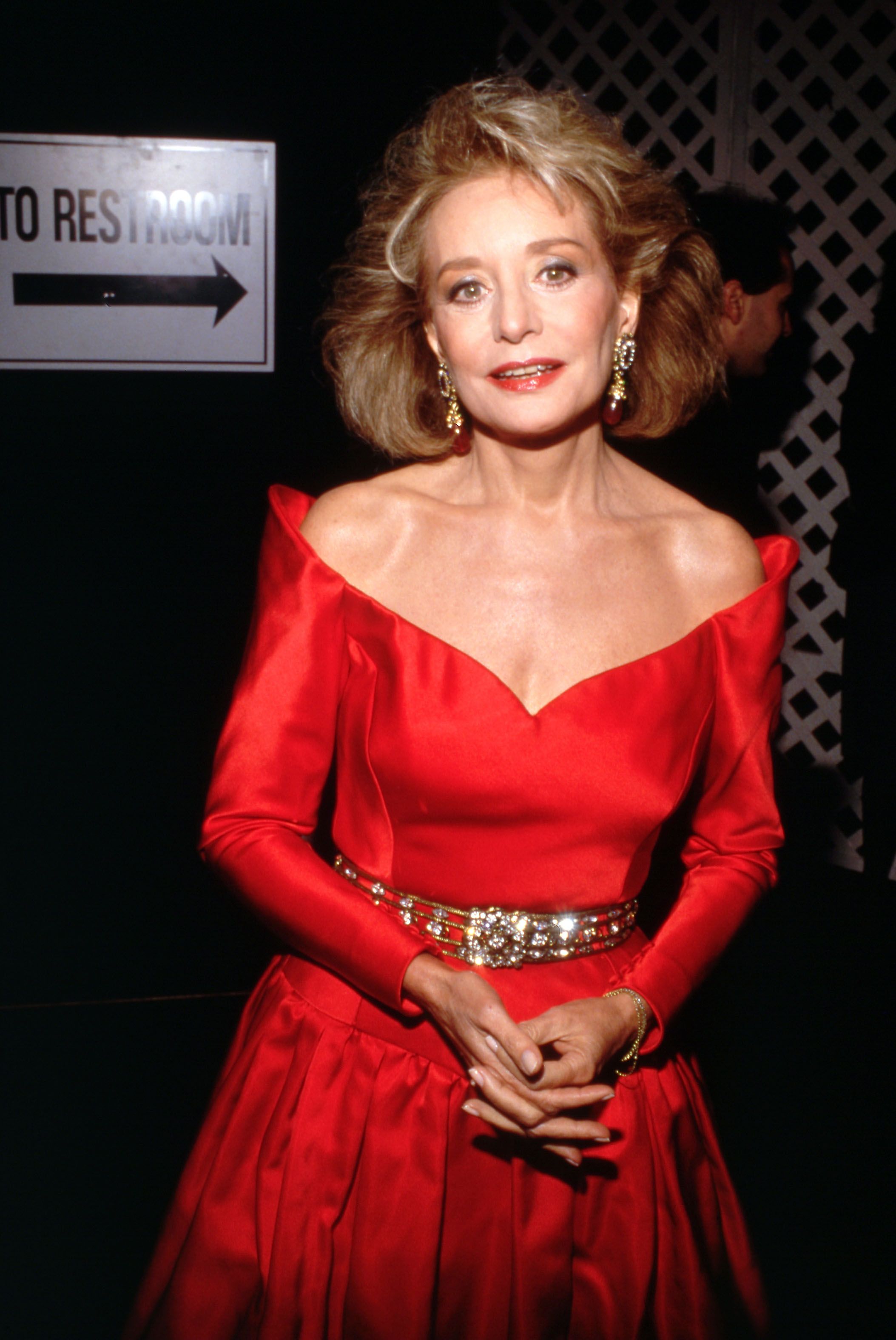 Barbara Walters usando um vestido vermelho