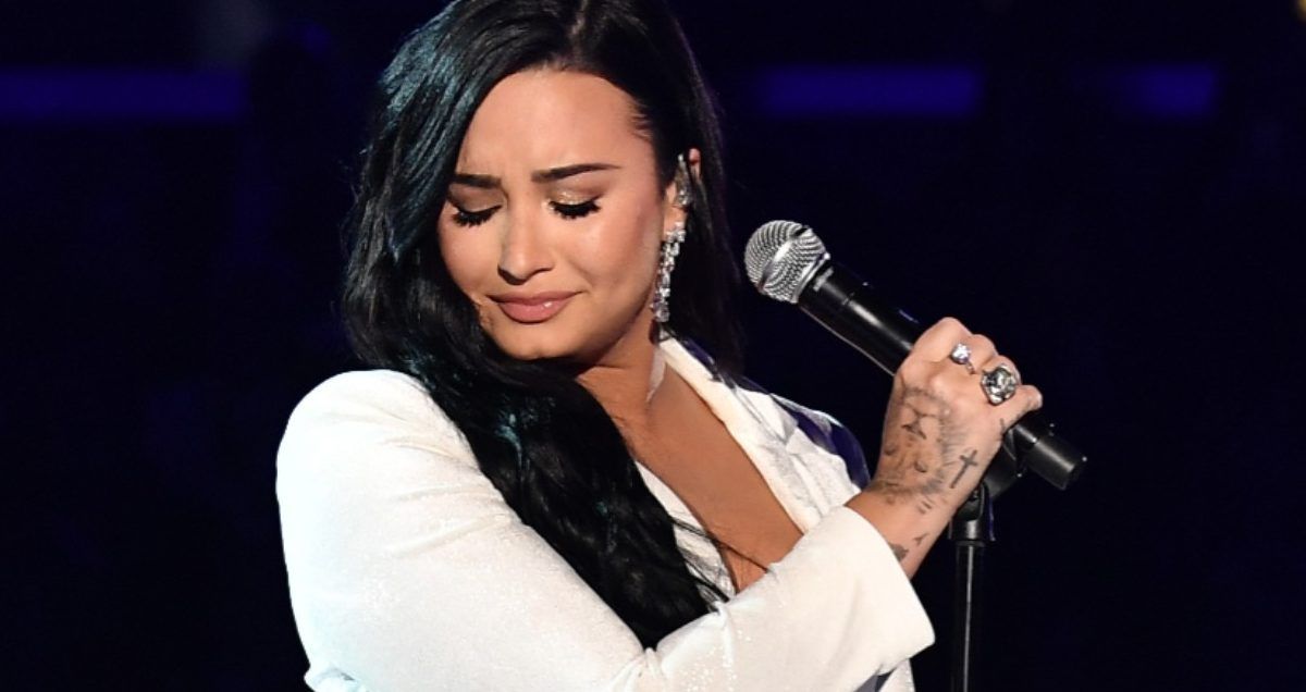 Demi Lovato fala sobre sua fé renovada e como se assumir para seus pais