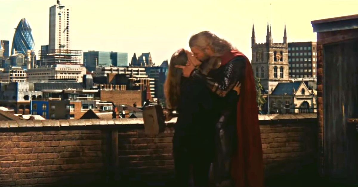 A esposa de Chris Hemsworth beijou Thor em vez de Natalie Portman nesta cena chave, aqui está o porquê