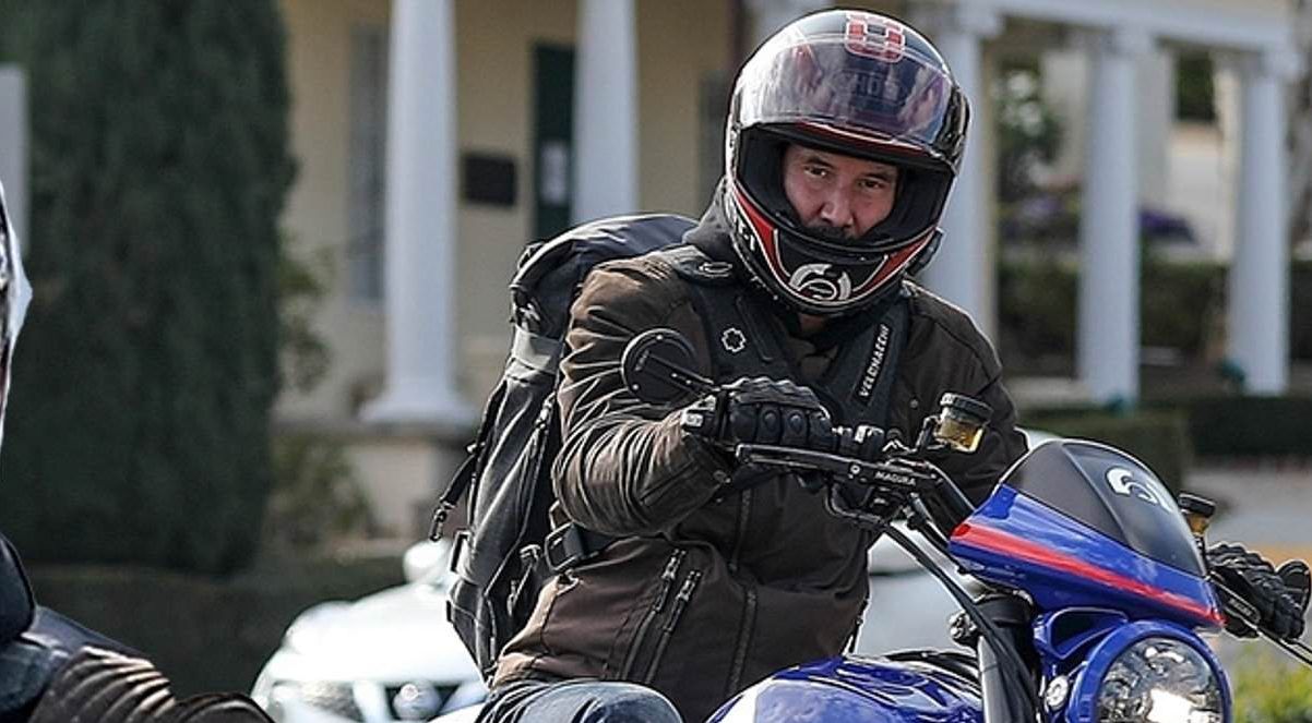 Sem máscara, sem problemas. Keanu Reeves foge da realidade em sua motocicleta
