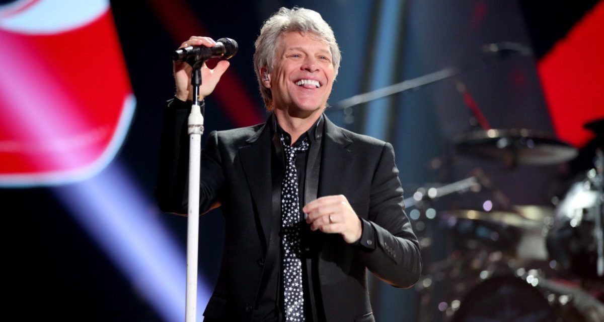Bon Jovi está vendendo seu pad por US $ 20 milhões enquanto humildemente lava pratos e alimenta os necessitados