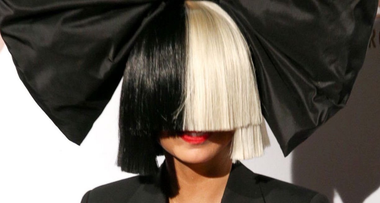 A peruca de Sia se transforma em uma máscara! Ela vai das paródias do Tiger King a novas músicas