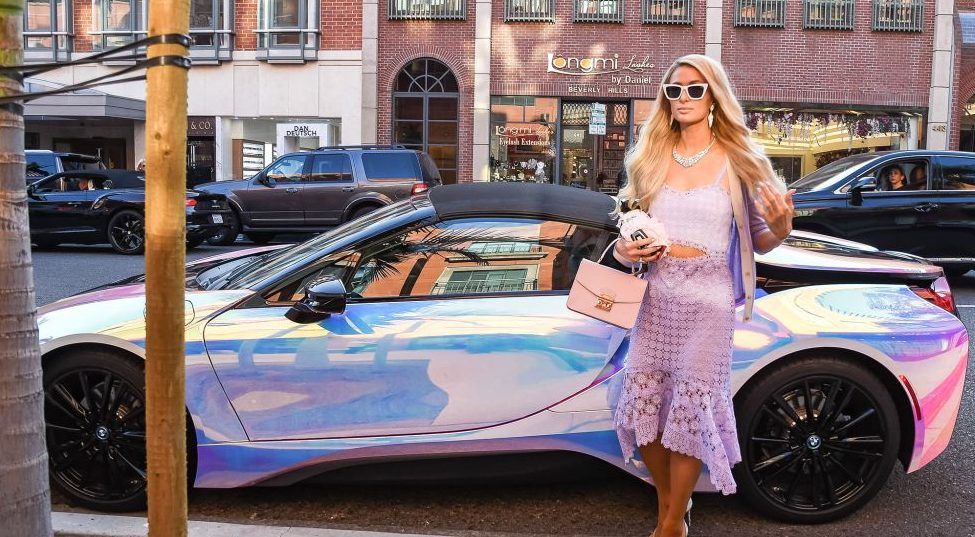 BMW holográfico de Paris Hilton grita herdeira … Confira seu patrimônio líquido