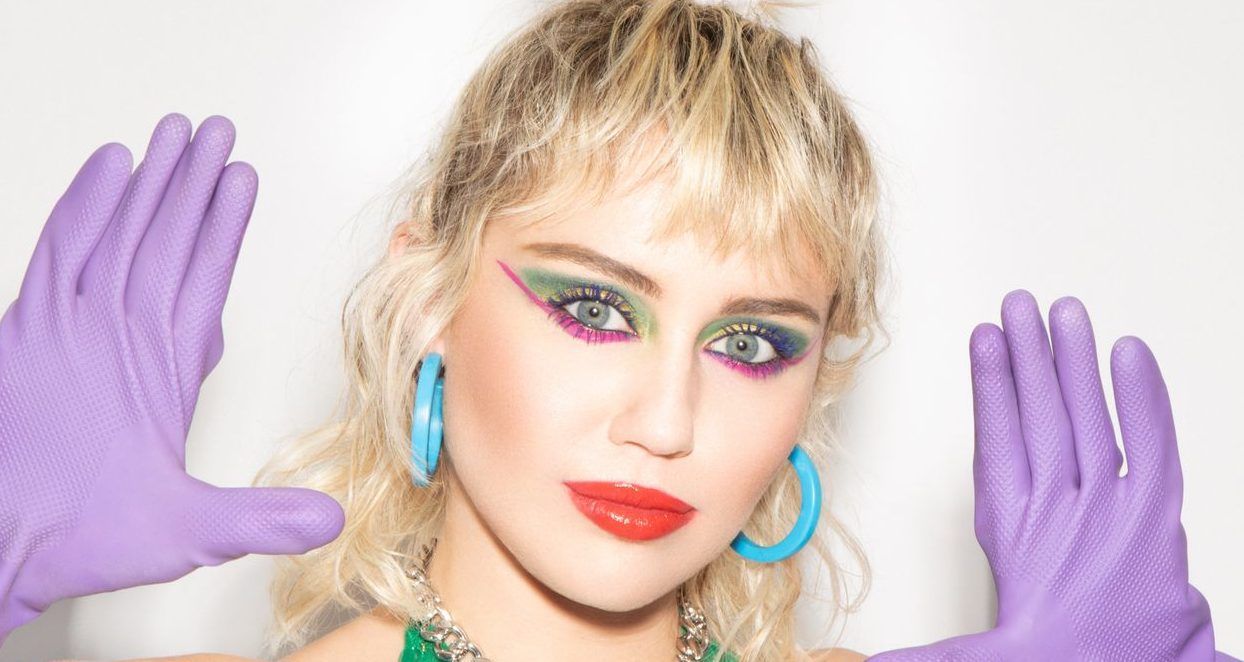 Miley Cyrus usa luvas de lavar louça para incentivar a limpeza … mas ela raramente lava o cabelo