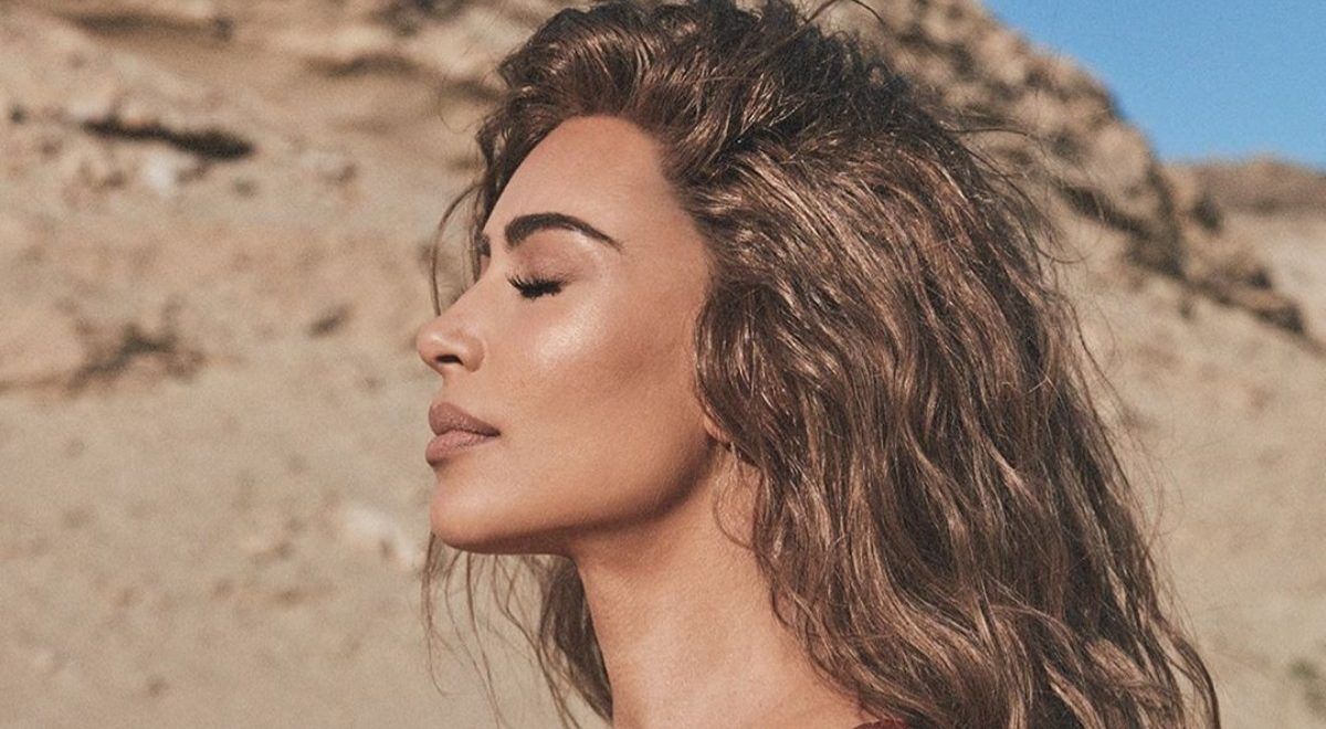Kim Kardashian ensaboa protetor solar no rosto … em cima de seus cosméticos