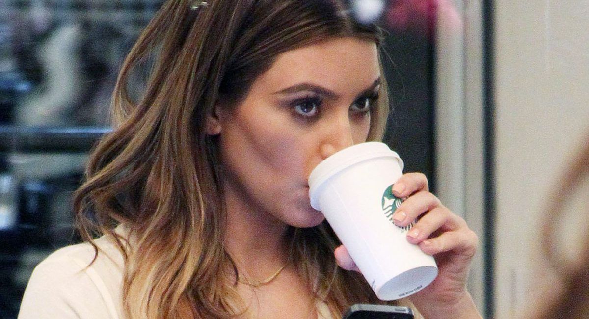 Kim Kardashian odeia papelão … Ela contratou alguém para tirar a manga de seu café
