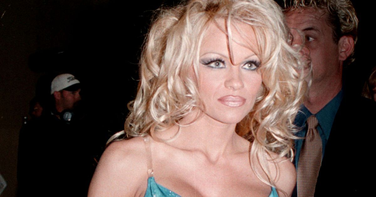 Pamela Anderson deixou cair um detalhe surpreendente sobre seus dias de Playboy em suas memórias