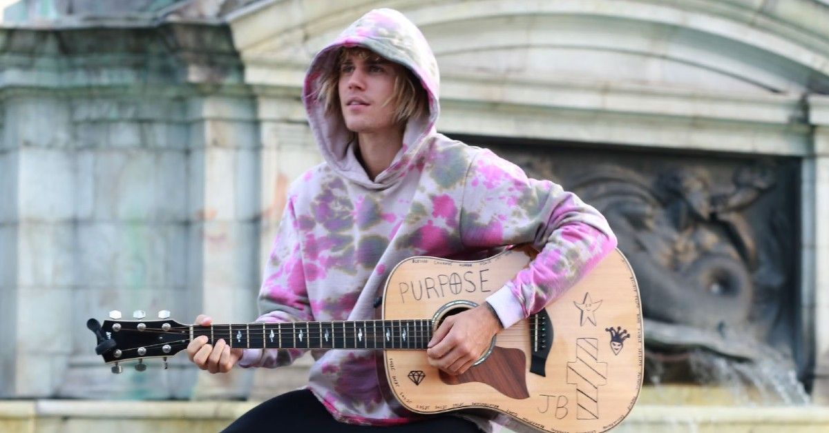 Justin Bieber fotografado tocando guitarra em Londres, 2018.