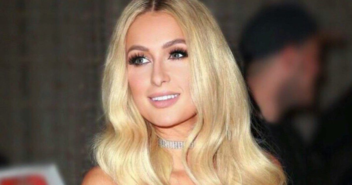 Os fãs acham que já era hora de Paris Hilton revelar mercadorias na postagem do ‘Pacote Misterioso’