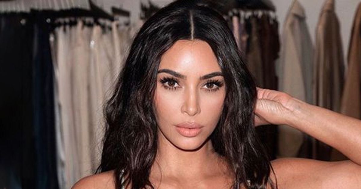 Os fãs vêem uma extensão de cabelo no chão no novo anúncio Givenchy de Kim Kardashian