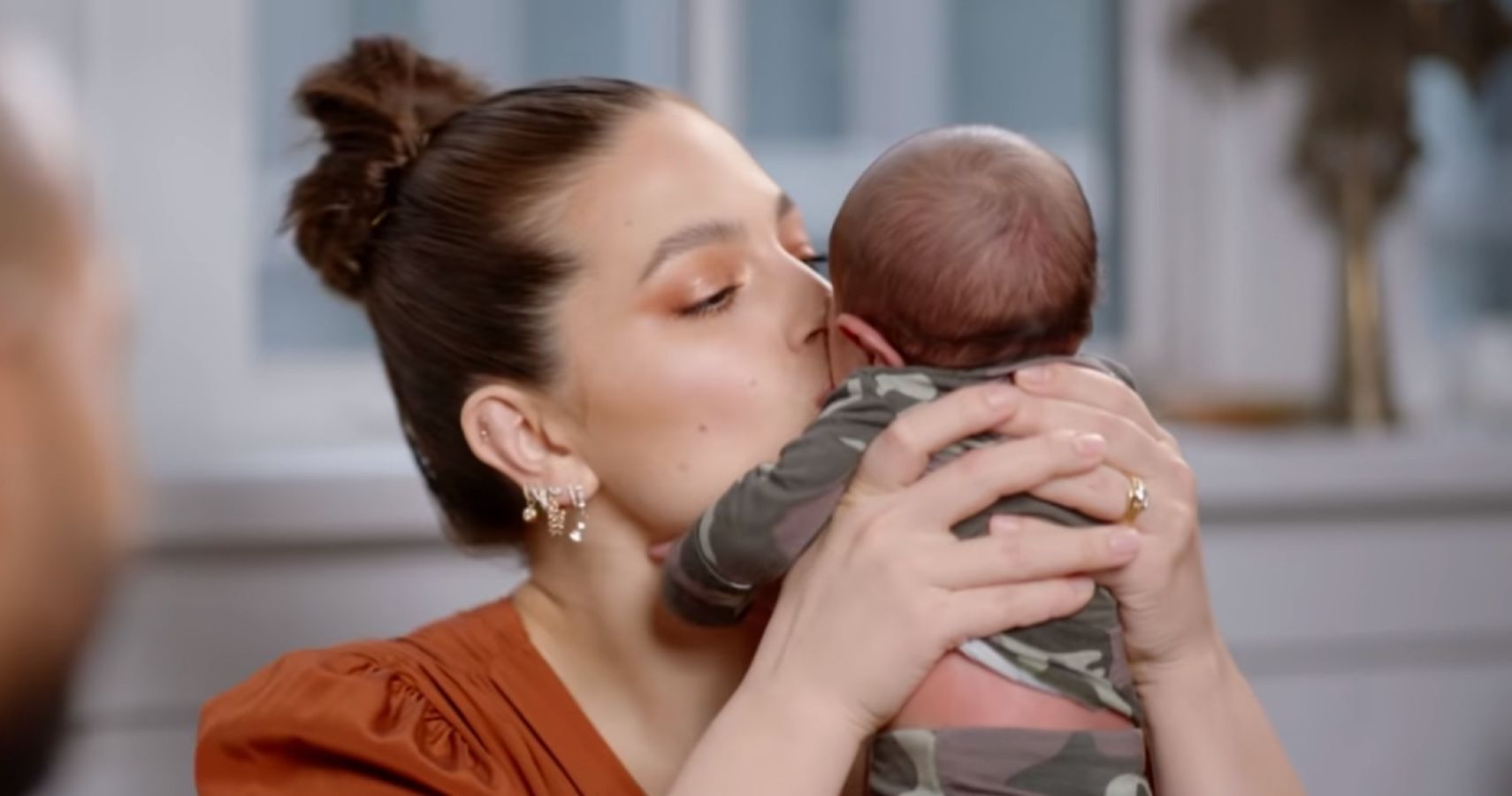Ashley Graham compartilha o Candid Clip com o bebê Isaac, capacita as mulheres a amamentar em público