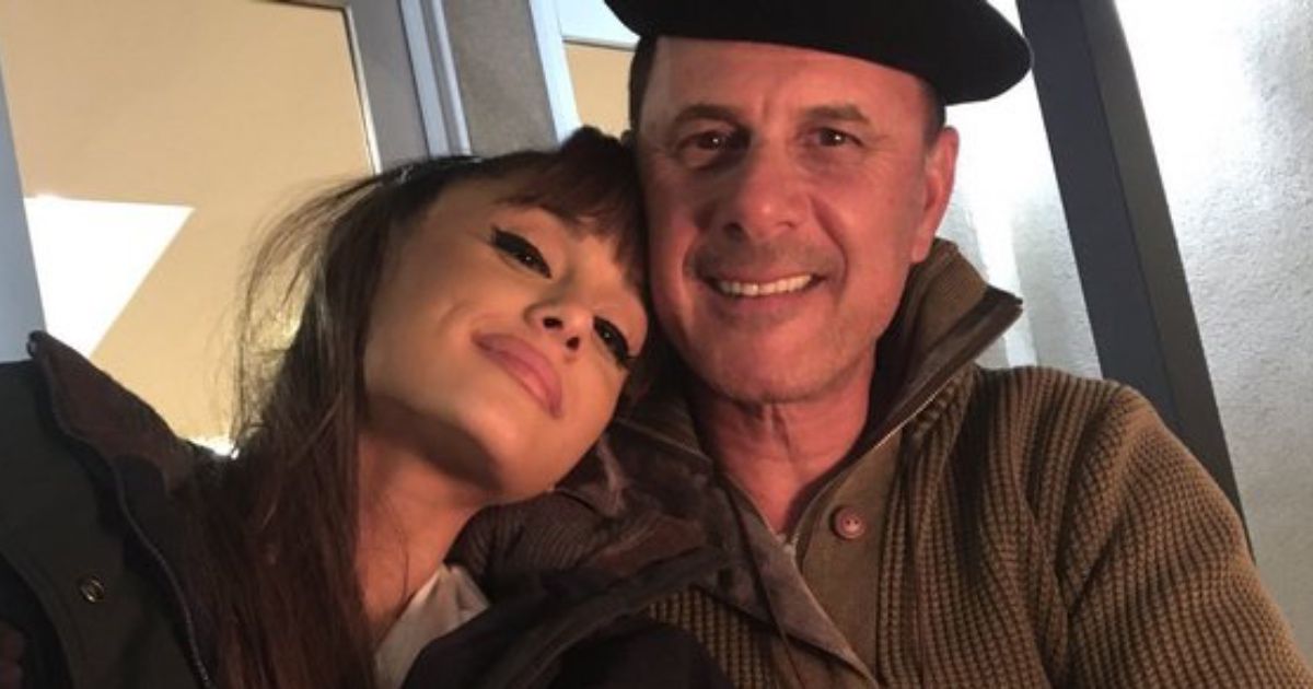 Ariana Grande tem uma relação próxima com o pai?